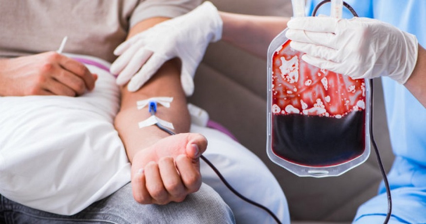 Vedci varujú pred krvnými transfúziami od očkovaných darcov